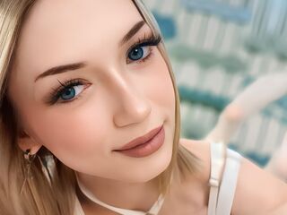 camgirl masturbating with dildo LoisDeman