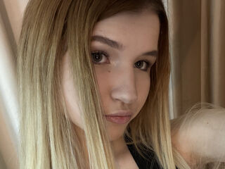 camgirl masturbating with dildo AraPosey