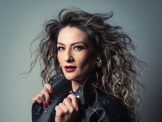 hot cam girl fingering pussy AryTorres