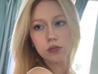 naughty camgirl masturbating with vibrator CeciliaWhithrock