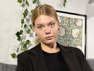 fingering girl DonellaAndra